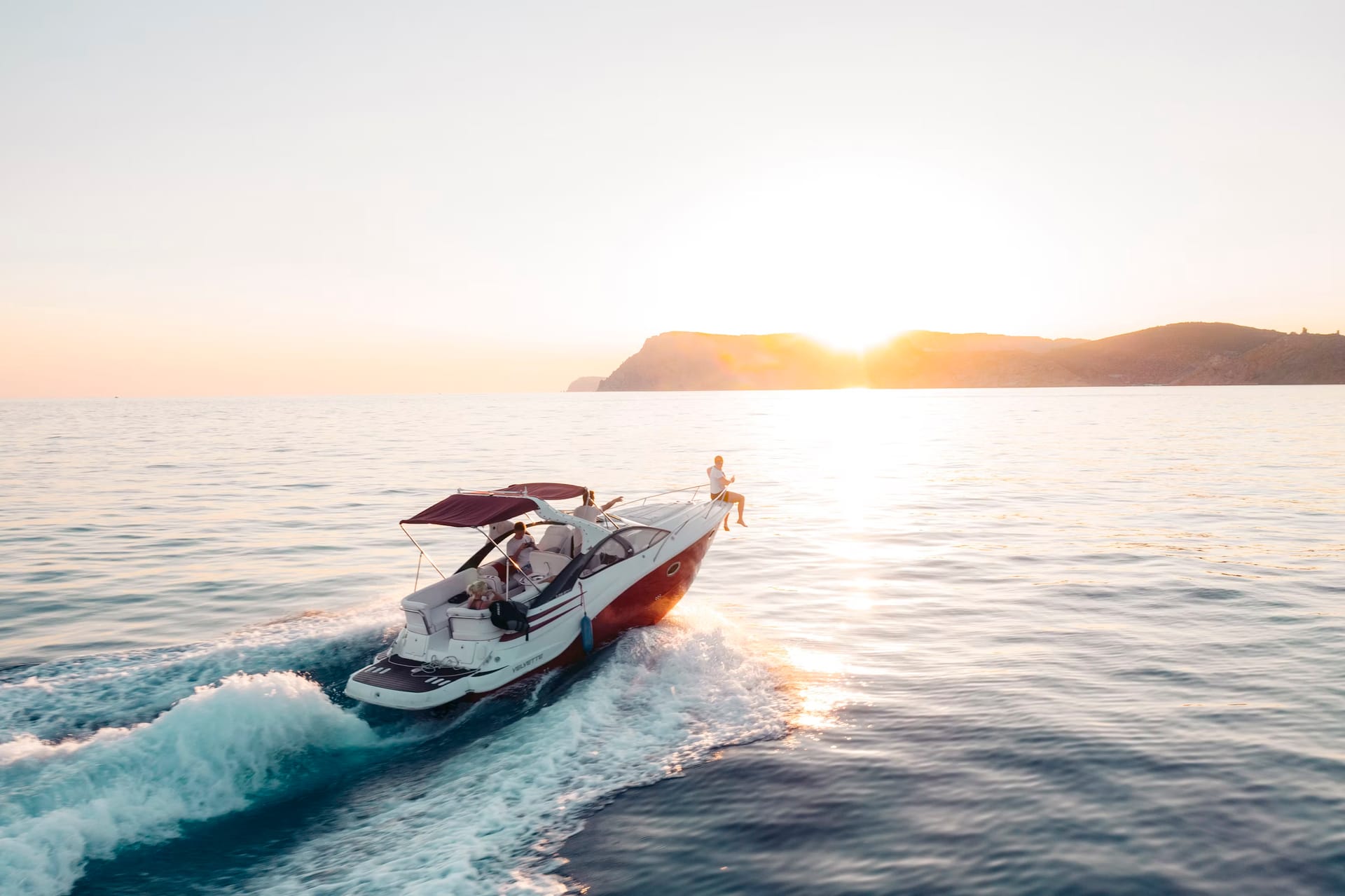 Bateau à moteur au coucher du soleil en Méditerranée
