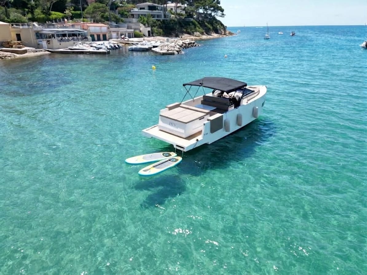Bateau au mouillage dans une crique de la Côte d'Azur
