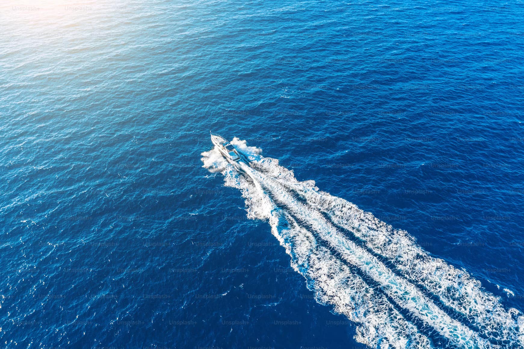 Sillage d'un bateau à moteur au large