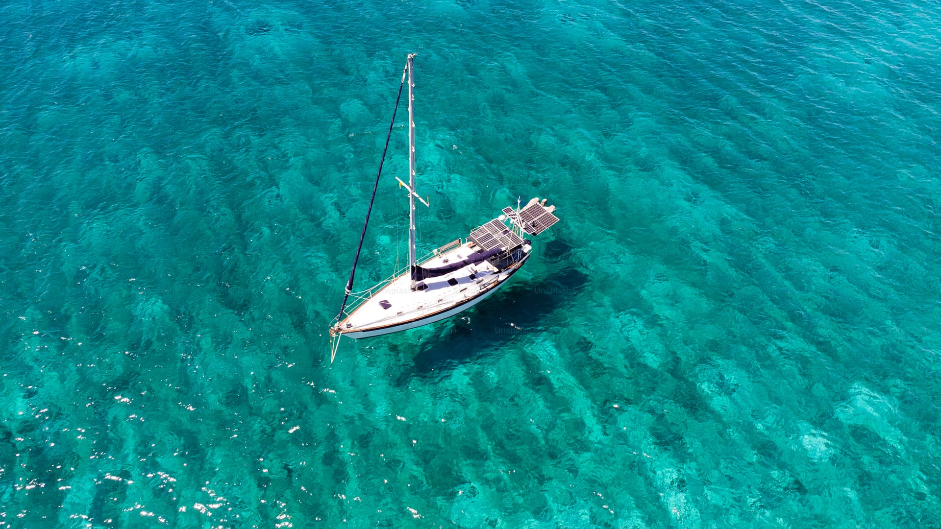 Voilier au mouillage dans une eau turquoise